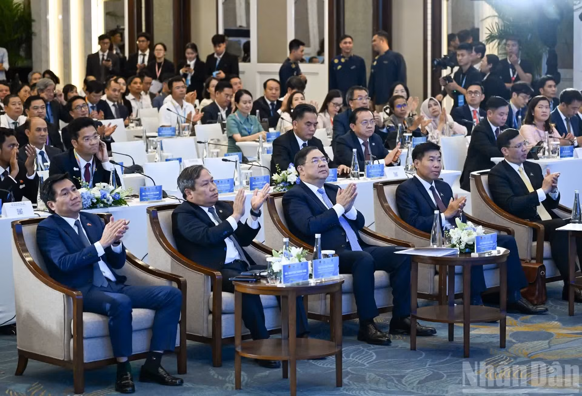 El viceprimer ministro permanente de Vietnam, Pham Gia Tuc; dirigentes del Ministerio de Relaciones Exteriores de este país, y representantes de las autoridades de Hanói, junto con otros invitados al evento.