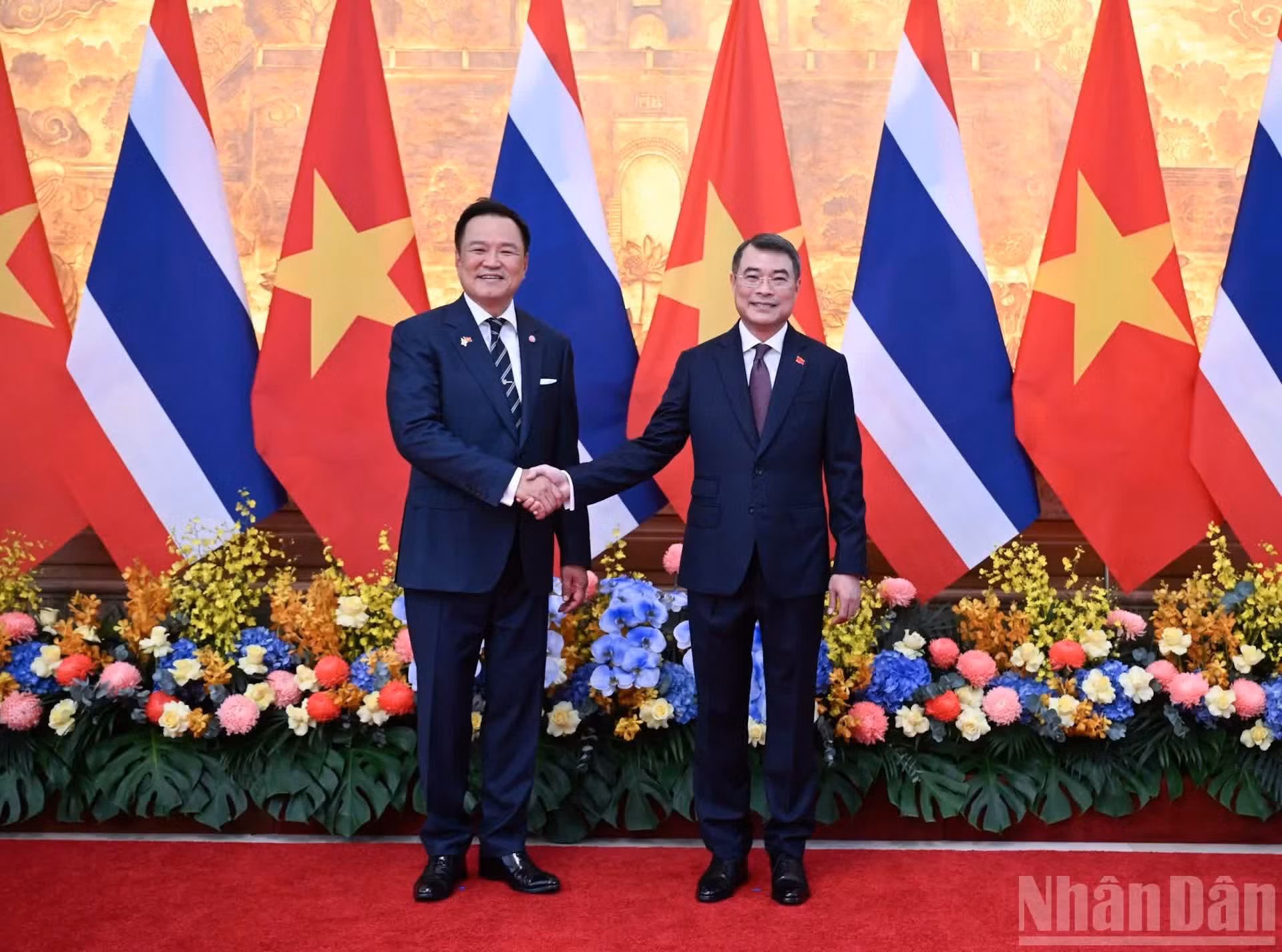 El primer ministro de Vietnam, Le Minh Hung (derecha), y su par tailandés, Anutin Charnvirakul.
