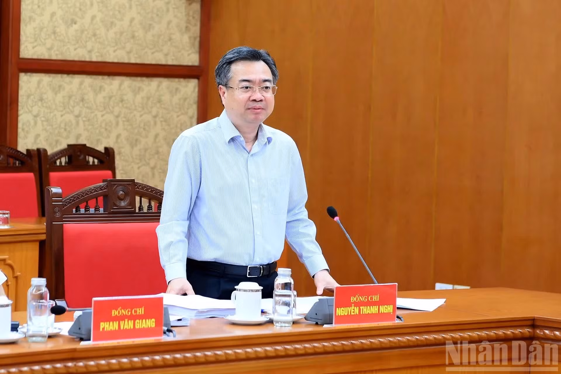 Nguyen Thanh Nghi, miembro del Buró Político del Comité Central del Partido, secretario del Comité Central del Partido y jefe de su Comisión de Políticas y Estrategias, interviene en la reunión.