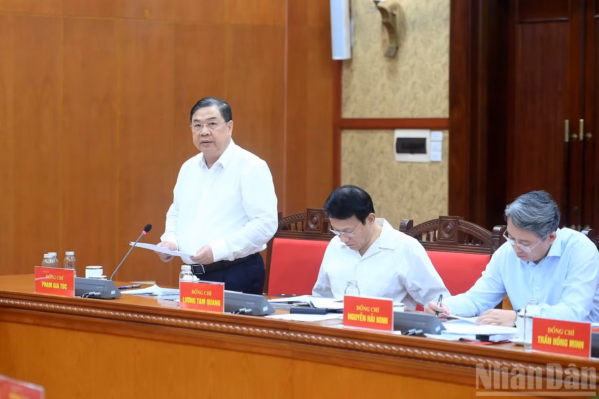 Pham Gia Tuc, miembro del Buró Político del Comité Central del Partido y viceprimer ministro permanente, habla en la sesión.