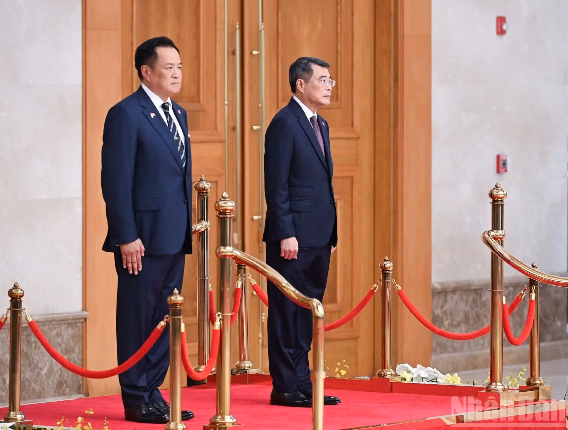 El primer ministro de Vietnam, Le Minh Hung, y su homólogo de Tailandia, Anutin Charnvirakul, en el acto de saludo a la bandera.