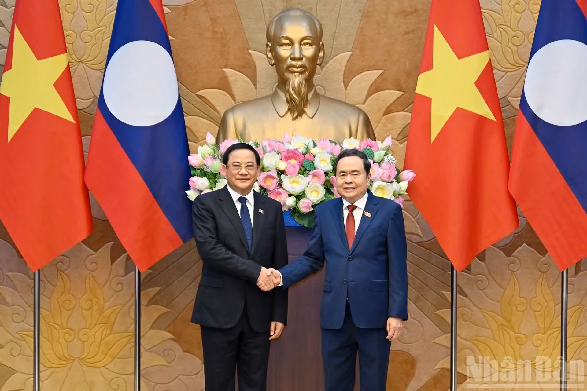 El presidente de la Asamblea Nacional de Vietnam, Tran Thanh Man, y el primer ministro de Laos, Sonexay Siphandone.