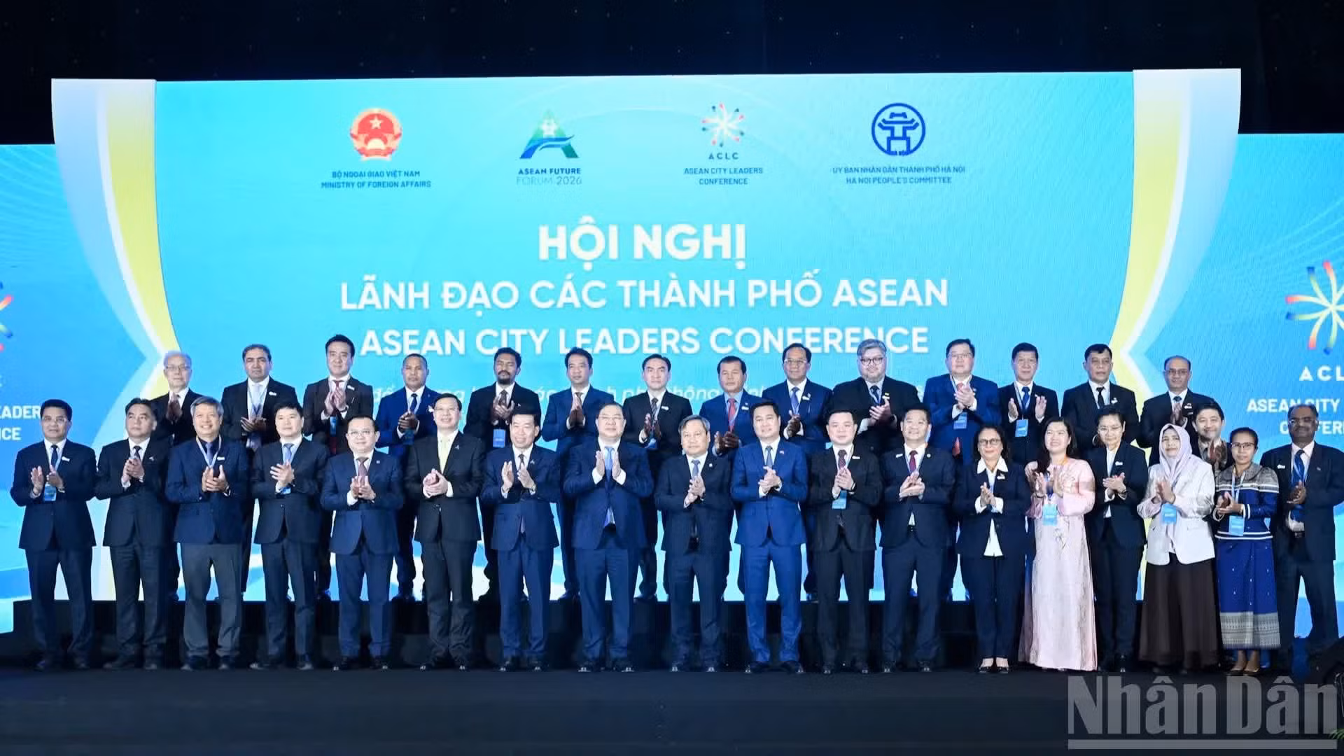 El viceprimer ministro permanente de Vietnam, Pham Gia Tuc; dirigentes del Ministerio de Relaciones Exteriores de este país, y representantes de las autoridades de Hanói, junto con otros invitados al evento.