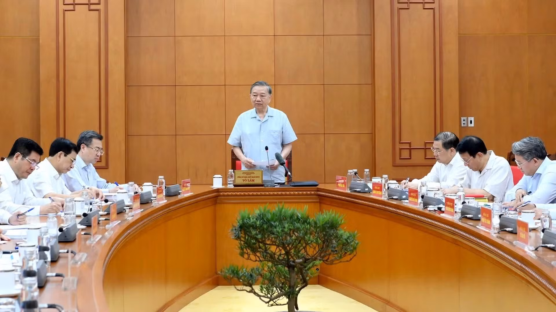El secretario general del Partido Comunista y presidente de Vietnam, To Lam, conduce hoy una reunión sobre la Resolución 36-NQ/TW firmada por el Comité Central del Partido del XII mandato sobre la estrategia para el desarrollo sostenible de la economía marítima de Vietnam hasta 2030 y con visión hacia 2045.