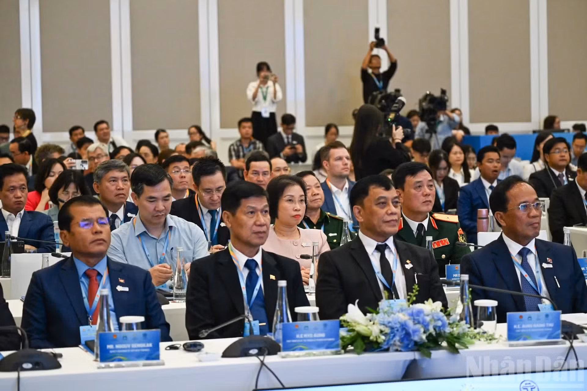 Representantes de las autoridades de Hanói y localidades de los países de la Asean asisten a la inauguración de la conferencia.