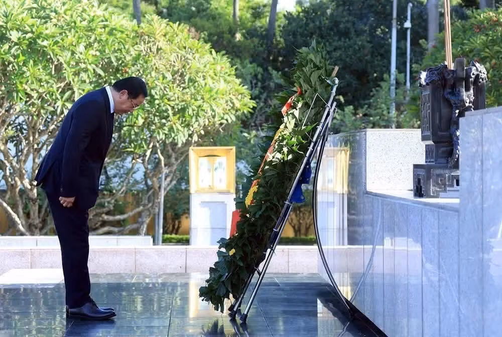 El primer ministro de Laos, Sonexay Siphandone, rinde homenaje a los combatientes vietnamitas caídos en defensa de la patria.