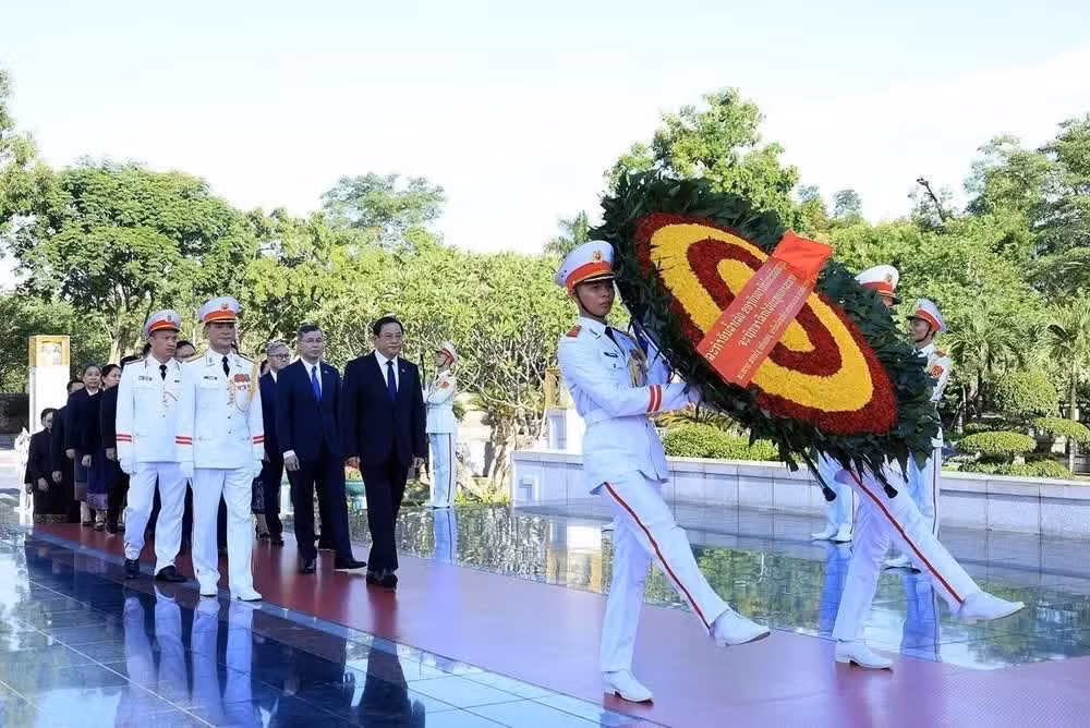 El primer ministro de Laos, Sonexay Siphandone, llega al Monumento a los mártires en defensa nacional en la calle cercana de Bac Son.