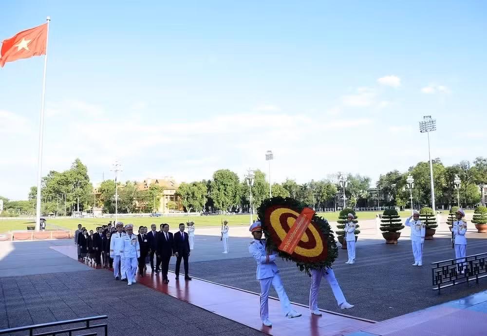 El primer ministro de Laos, Sonexay Siphandone, acude al Mausoleo dedicado al Presidente Ho Chi Minh.