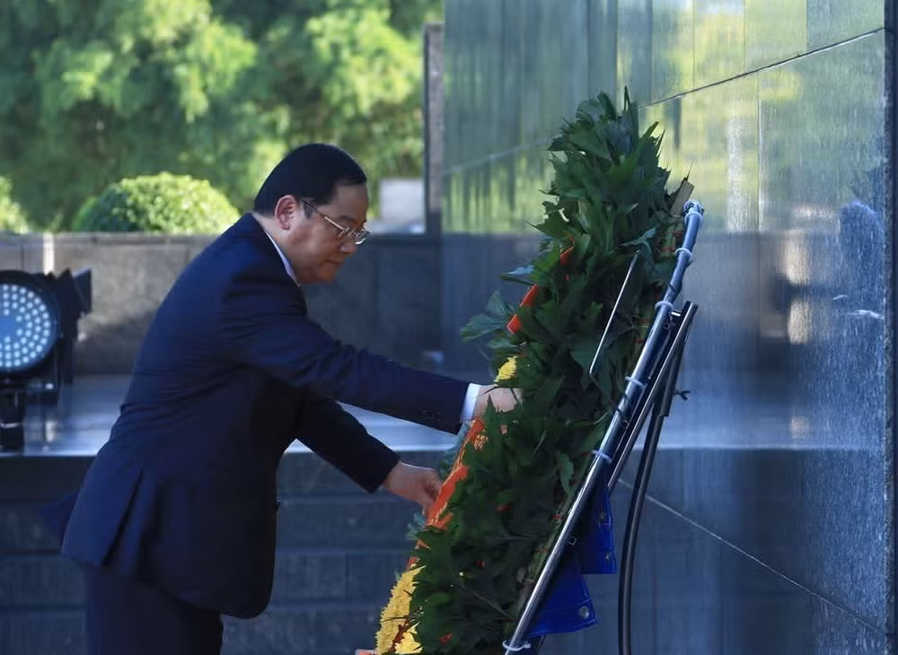 El primer ministro de Laos, Sonexay Siphandone, coloca una ofrenda floral en homenaje al Presidente Ho Chi Minh.