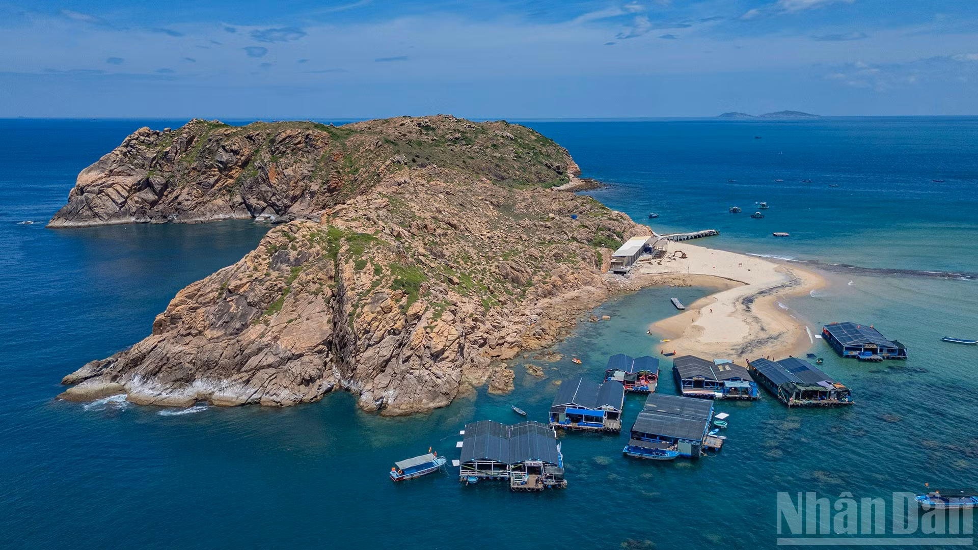Hon Kho, una isla rocosa situada a solo 200 metros de la costa de Nhon Hai.