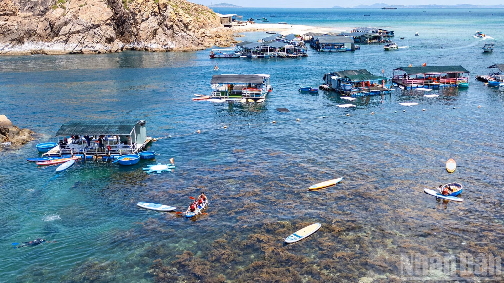 El buceo para contemplar los arrecifes coralinos y el surf de remo son las actividades preferidas de los turistas.