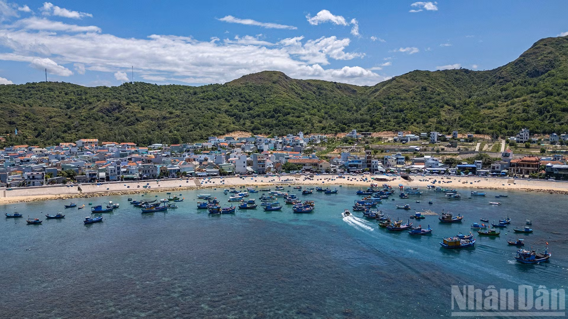 Los centenares de barcos amarrados aquí pintan un paisaje sereno característico de una aldea pesquera de la región central del país.