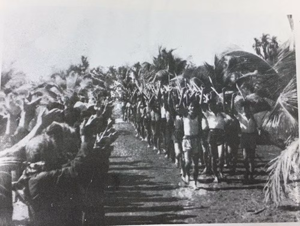 Miembros de la organización sociopolítica “Thanh nien Tien Phong” (Juventud a la Vanguardia), activa en Cochinchina durante 1945 y una fuerza principal en el Levantamiento general de ese año. Sostienen armas puntiagudas de bambú de la especie Thyrsostachys siamensis. (Foto: Archivo del portal del Comité del Partido en Ciudad Ho Chi Minh)