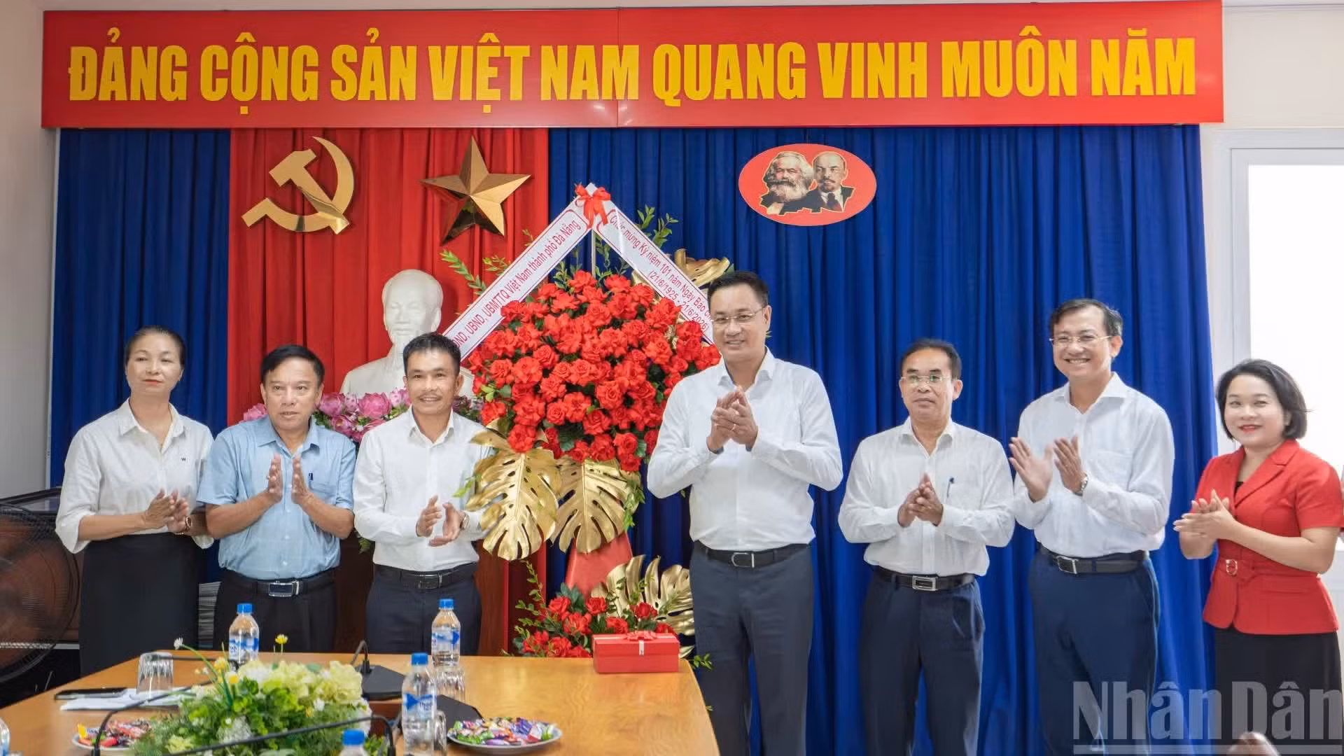 El secretario del Comité del Partido Comunista de Vietnam en Da Nang, Le Ngoc Quang, al frente de una delegación, visita la corresponsalía de Nhan Dan en el Centro y la Altiplanicie Occidental.