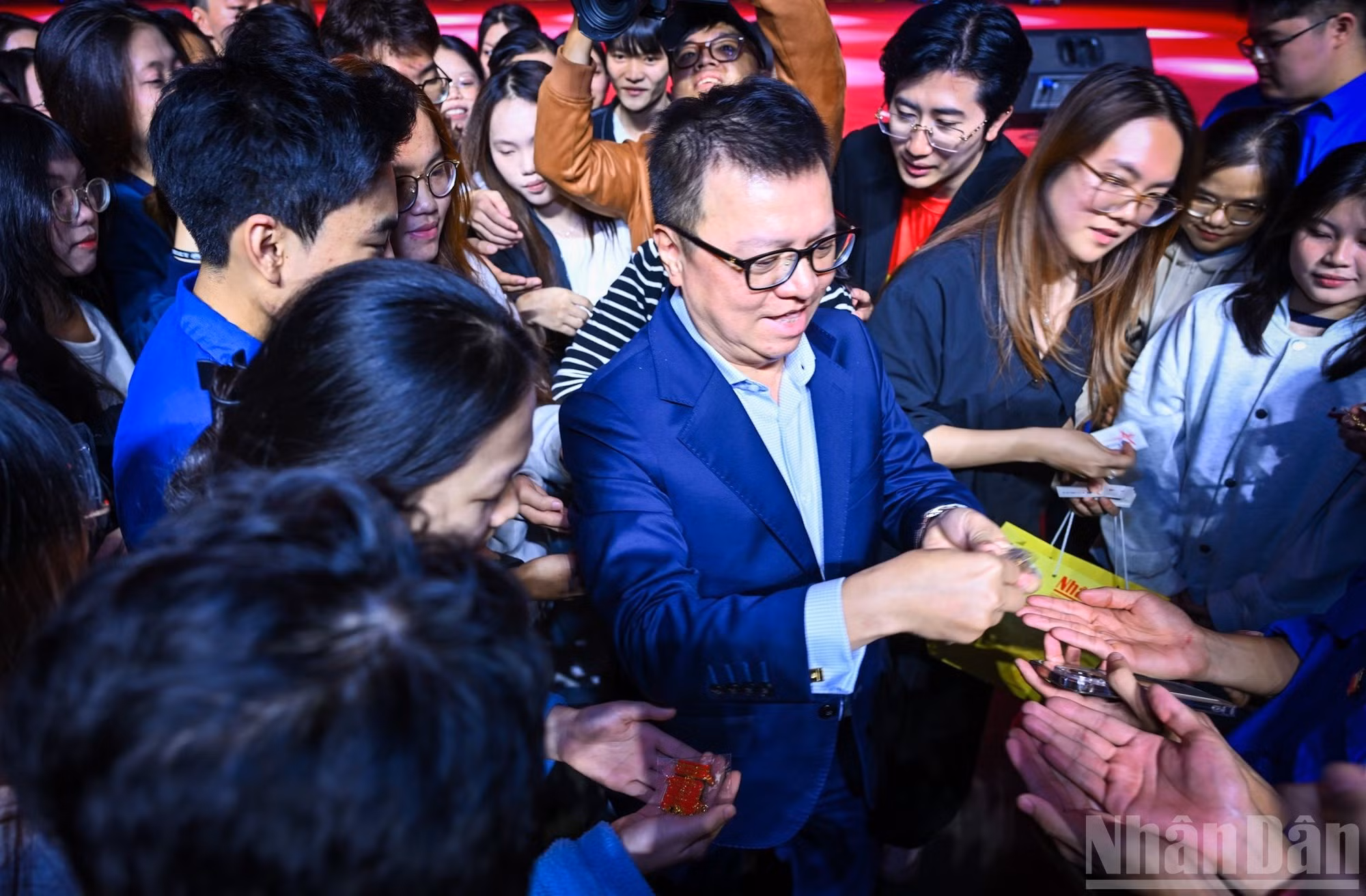 El compañero Le Quoc Minh entrega regalos a los participantes.