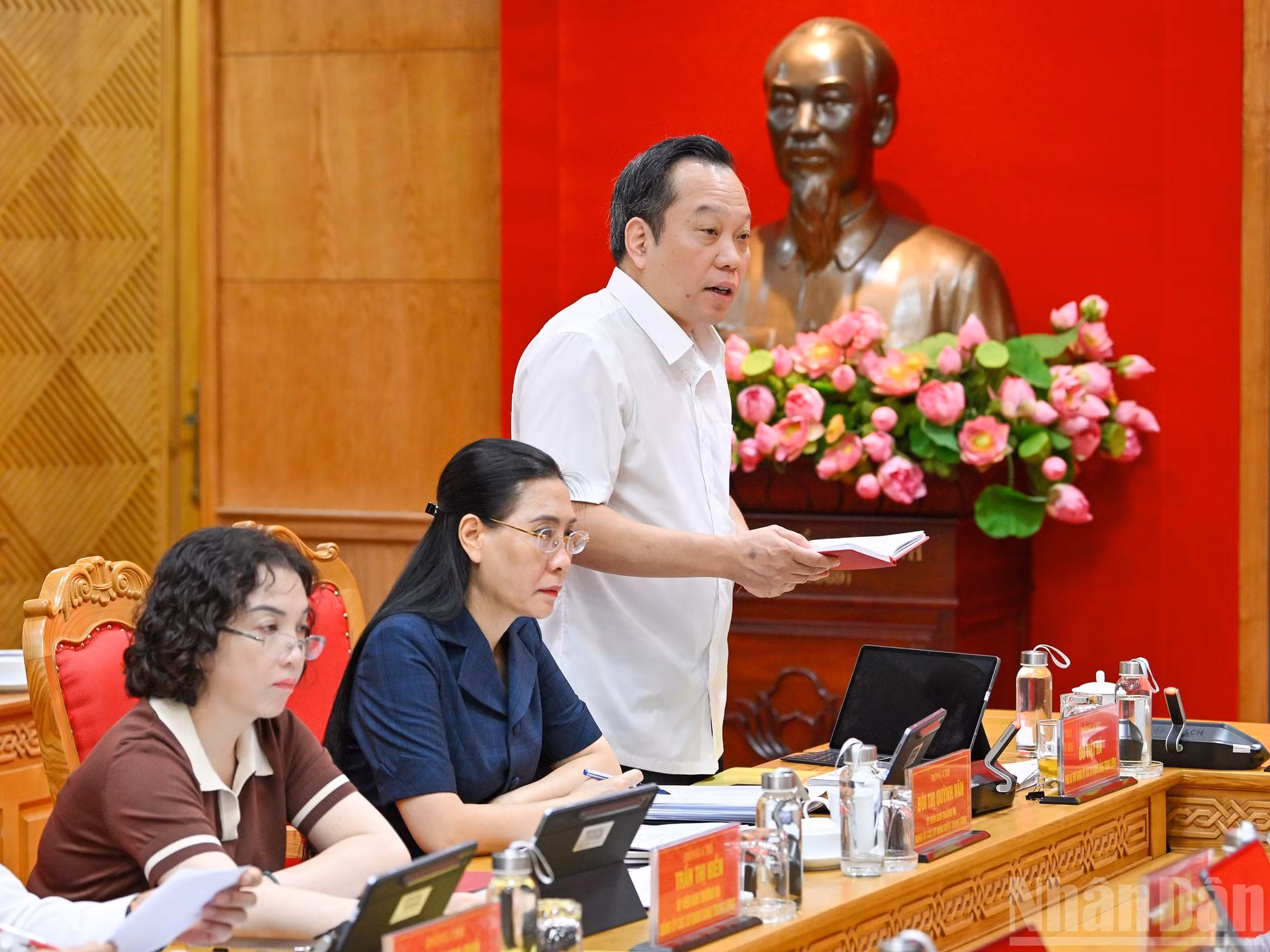 El vicesecretario encargado del Comité del PCV en las agencias centrales del Partido, Do Viet Ha, tiene la palabra.