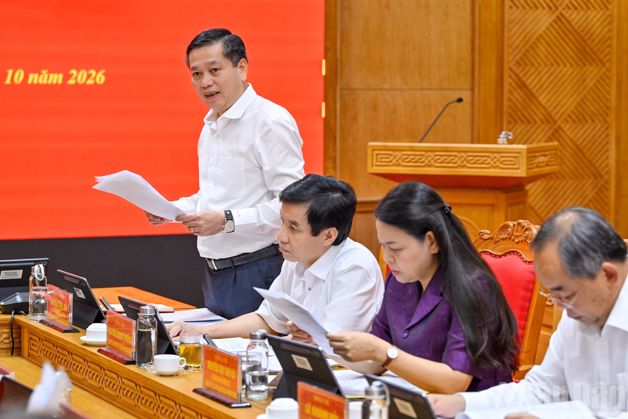El vicesecretario permanente del Comité del PCV en las agencias centrales del Partido, Nguyen Long Hai, presenta un informe.