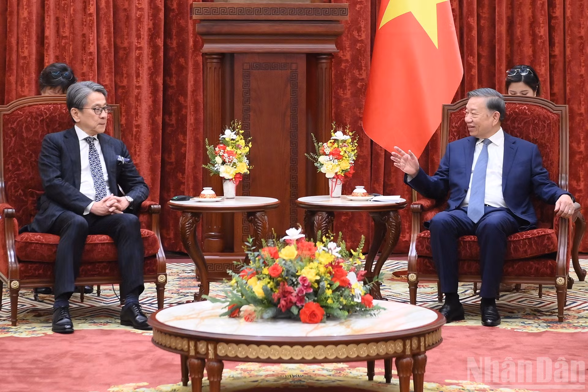 El secretario general del Partido Comunista y presidente de Vietnam, To Lam, conversa con Maeda Tadashi, presidente del Consejo de Administración del Banco de Cooperación Internacional de Japón.