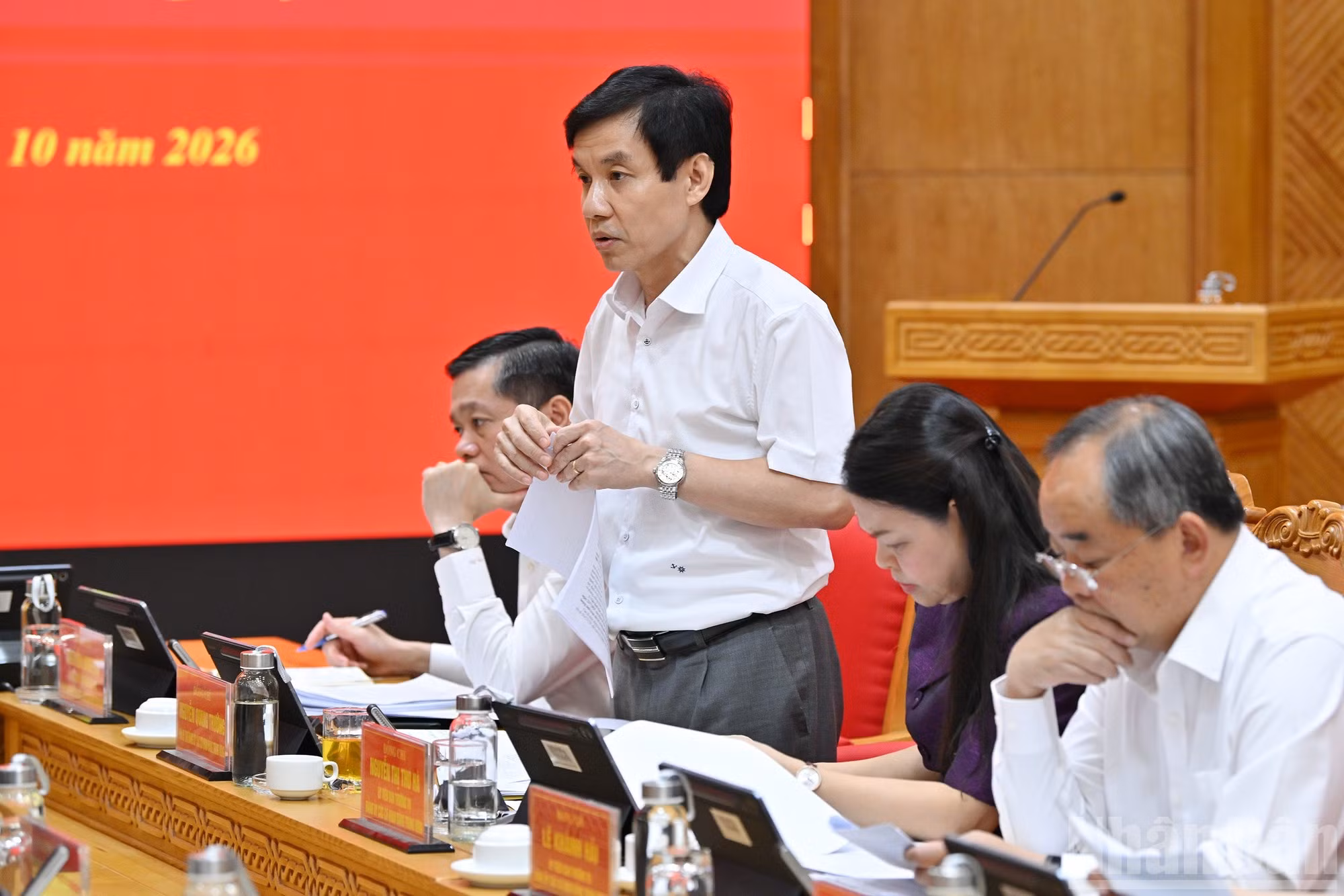 El vicesecretario del Comité del PCV en las agencias centrales del Partido y jefe de su Comisión de Control Disciplinario, Nguyen Quang Truong, presenta un informe.