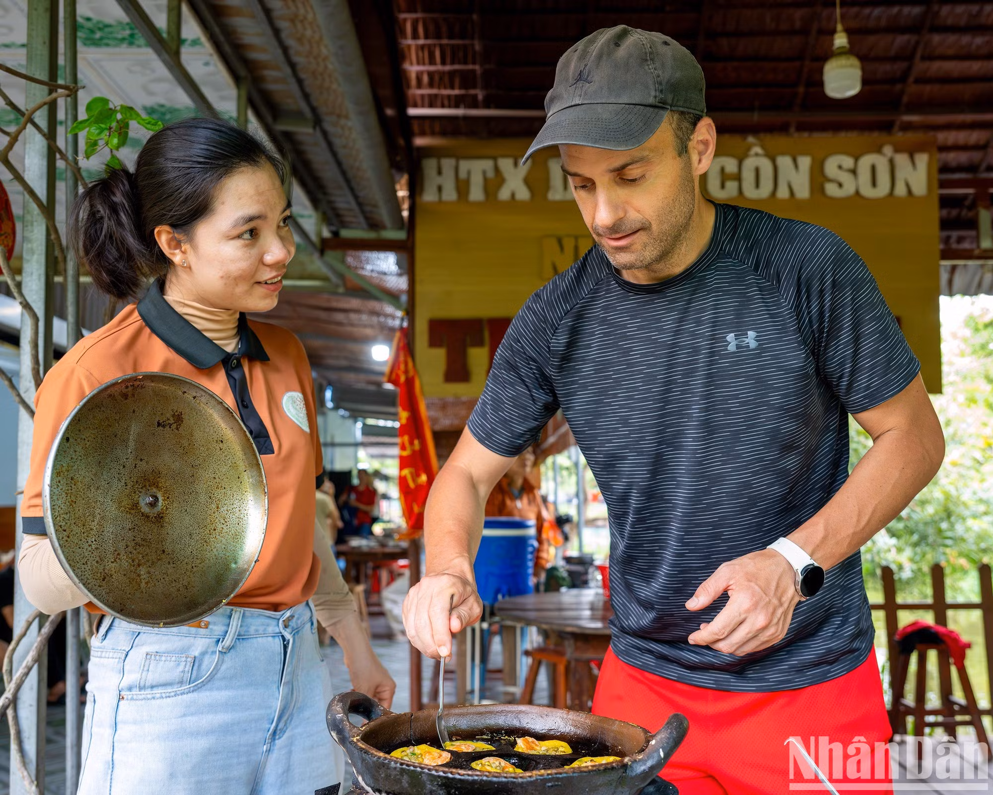 La elaboración de pasteles tradicionales es una de las herencias culturales que los pobladores de Con Son atesoran de generación en generación y están dispuestos a enseñar a los huéspedes.