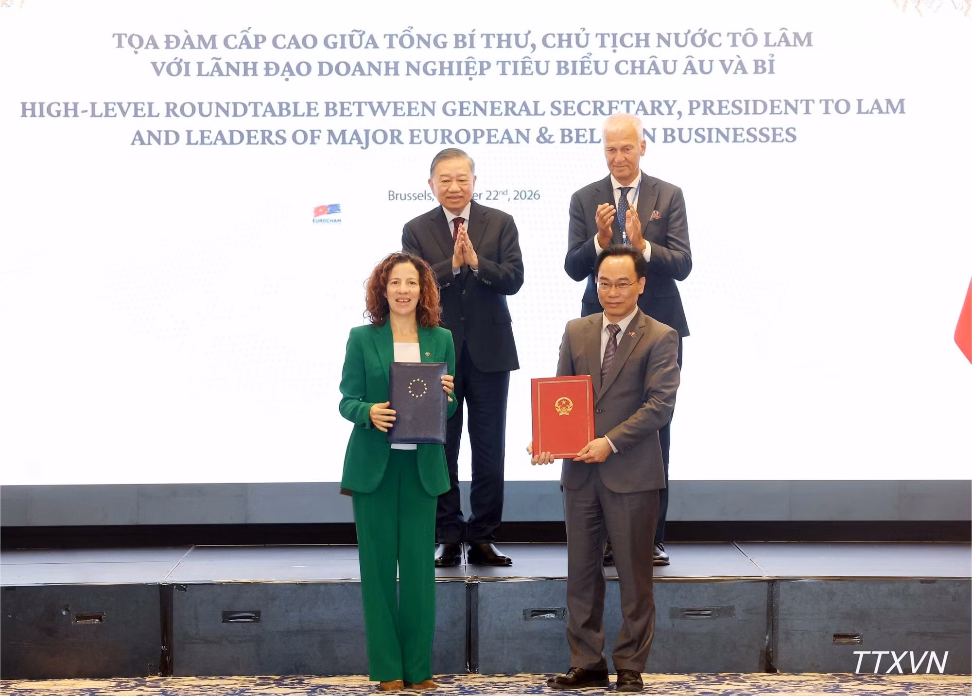 El secretario general del Partido Comunista y presidente de Vietnam, To Lam, presencia la entrega de acuerdos de cooperación entre empresas de ambas partes.