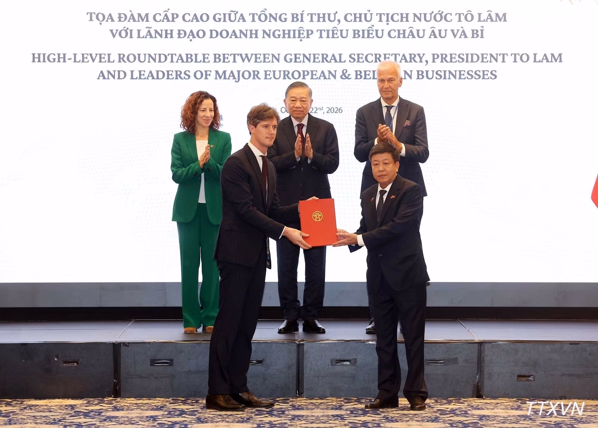 El secretario general del Partido Comunista y presidente de Vietnam, To Lam, presencia la entrega de acuerdos de cooperación entre empresas de ambas partes.