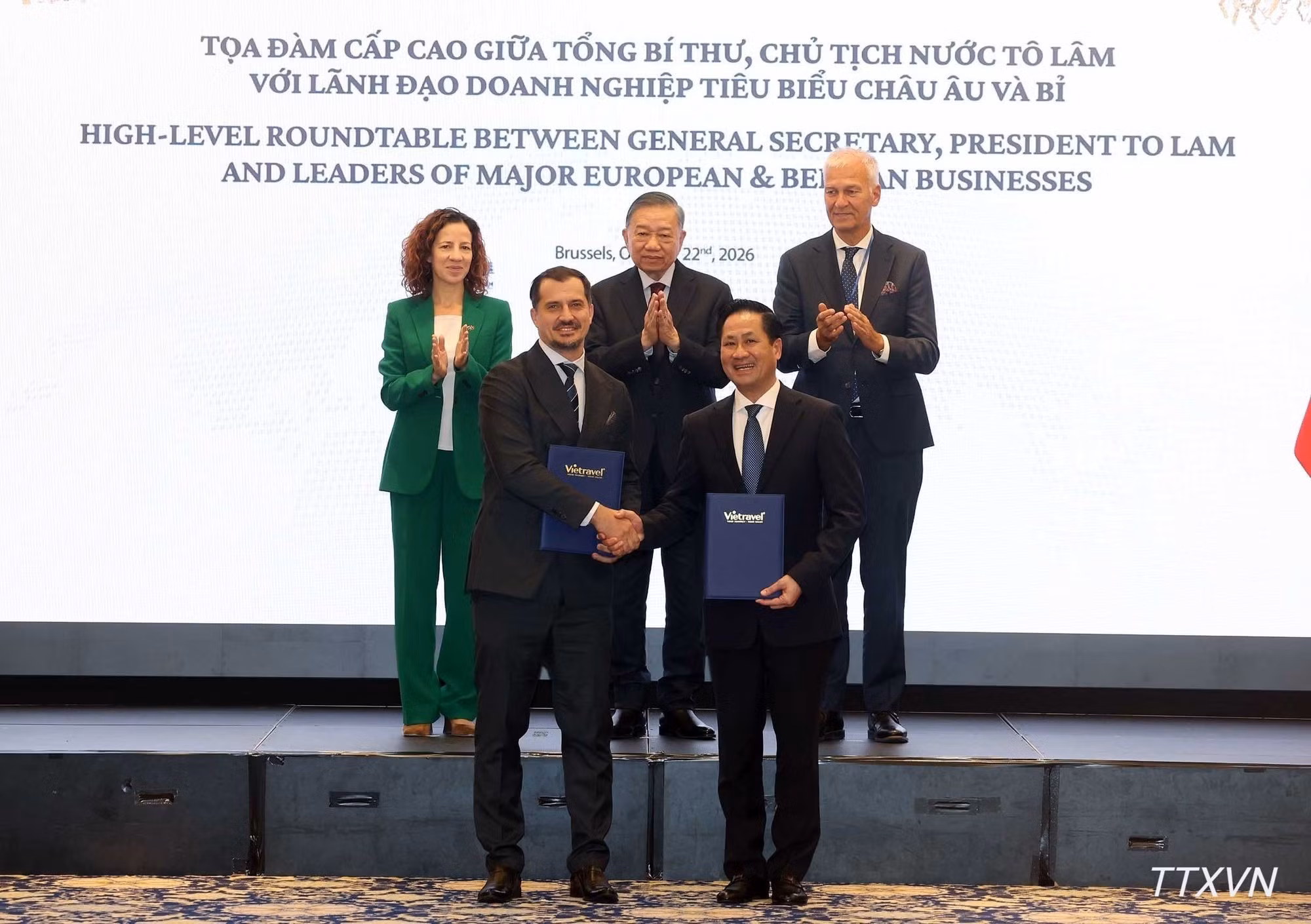 El secretario general del Partido Comunista y presidente de Vietnam, To Lam, presencia la entrega de acuerdos de cooperación entre empresas de ambas partes.