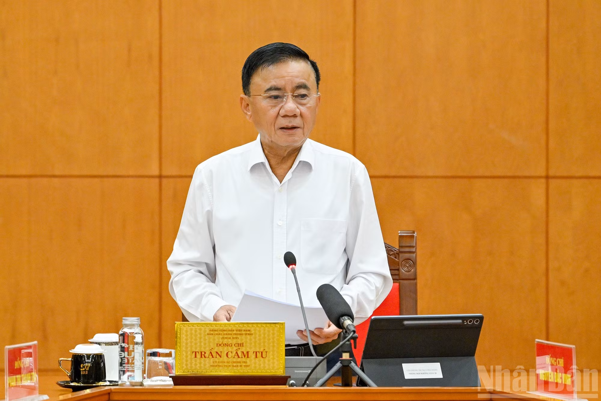 El integrante del Buró Político y miembro permanente del Secretariado del Comité Central del Partido Comunista de Vietnam, Tran Cam Tu, da palabras.