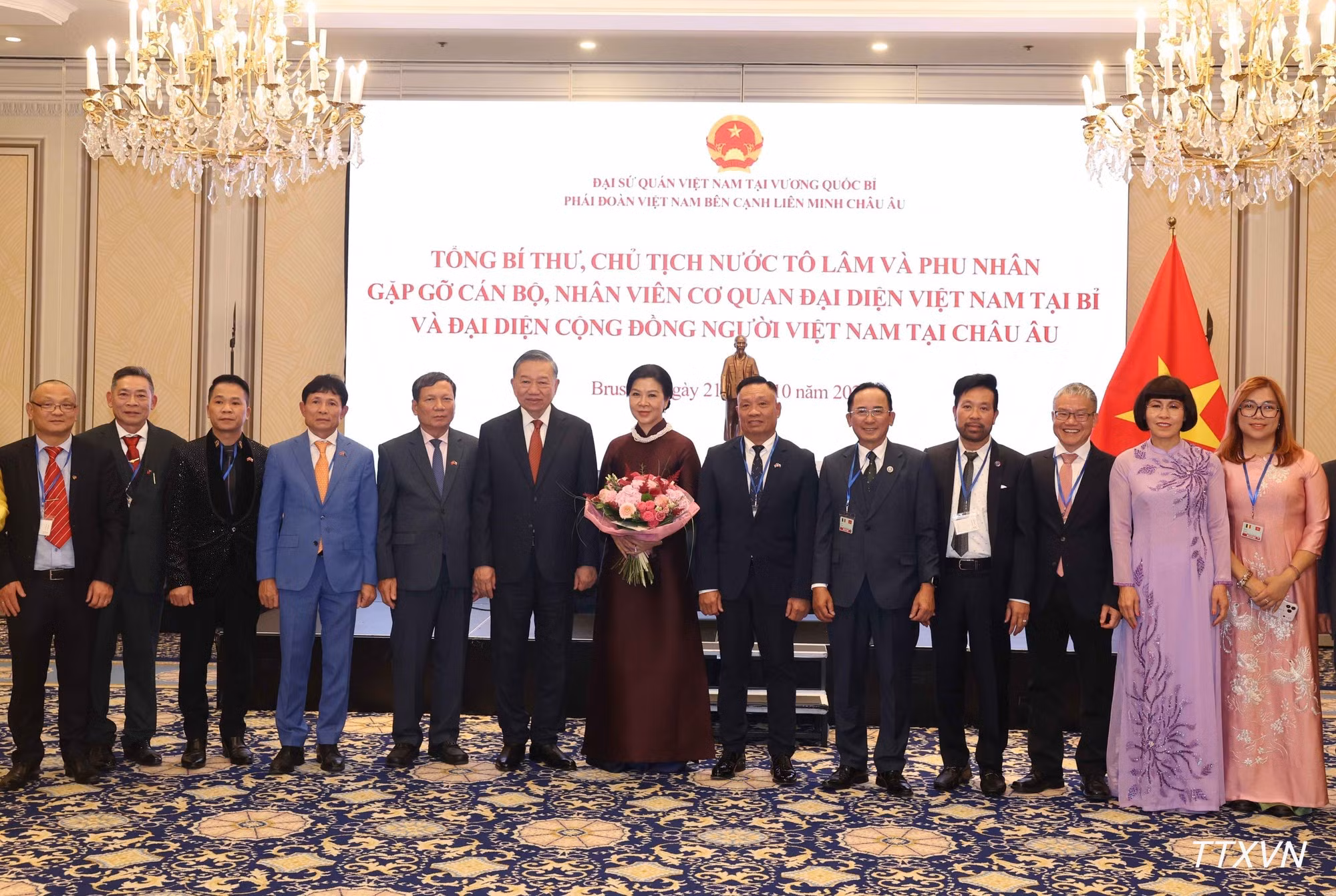 El secretario general del Partido Comunista y presidente de Vietnam, To Lam, y su esposa, Ngo Phuong Ly, se toman fotos con compatriotas en Europa.