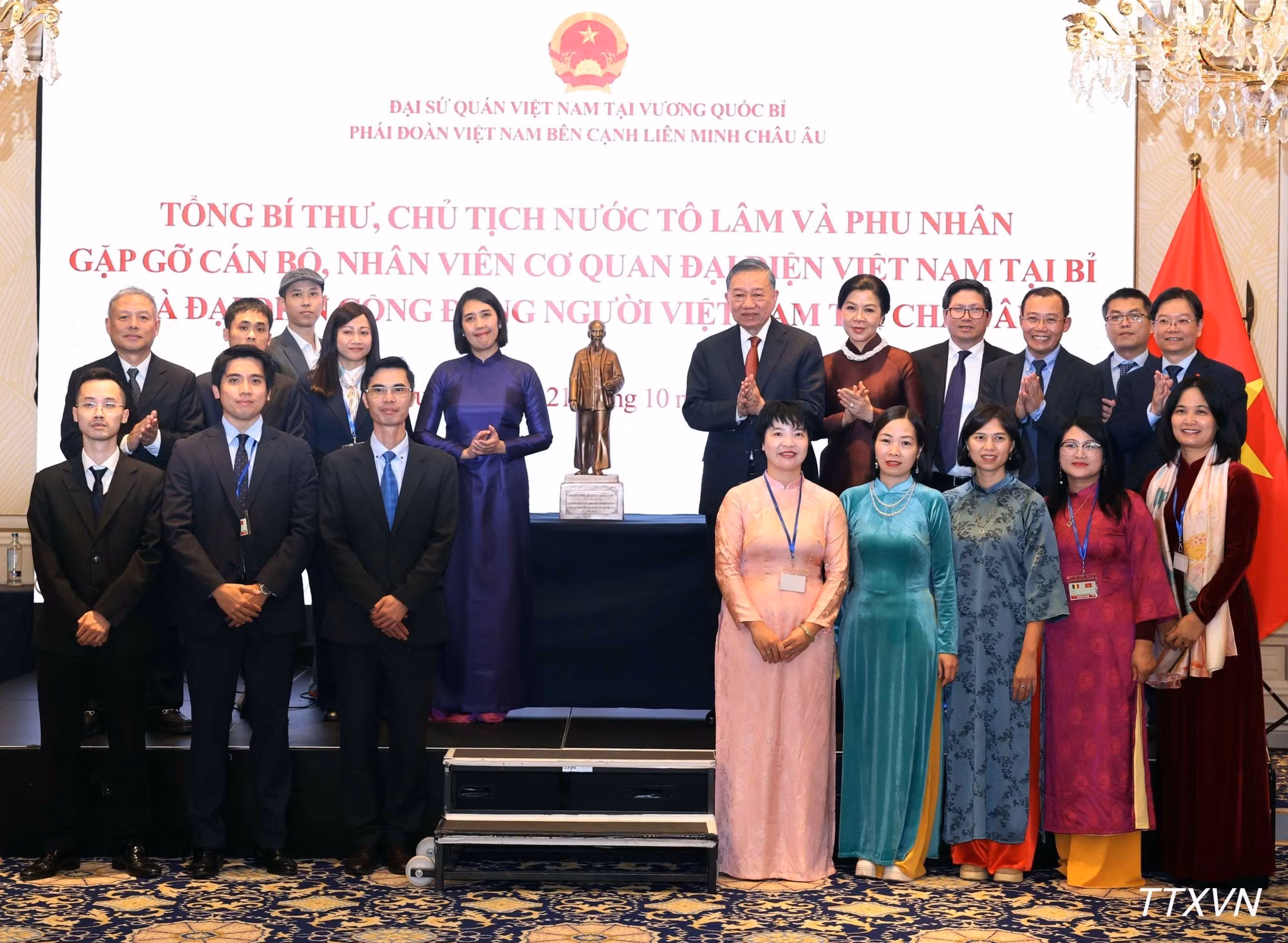 El secretario general del Partido Comunista y presidente de Vietnam, To Lam, otorga a la embajada local una estatuilla del Presidente Ho Chi Minh.