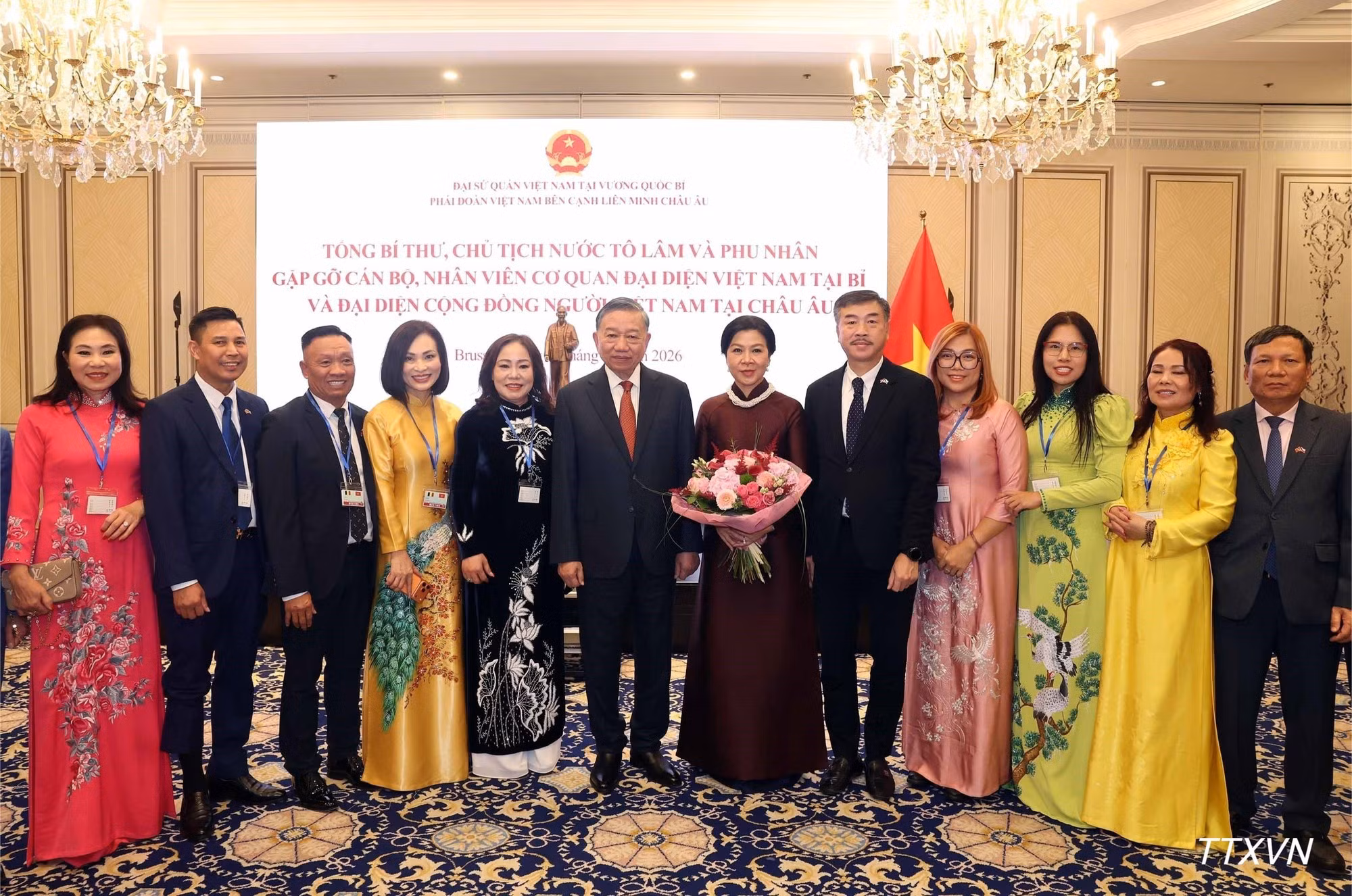 El secretario general del Partido Comunista y presidente de Vietnam, To Lam, y su esposa, Ngo Phuong Ly, se toman fotos con compatriotas en Europa.