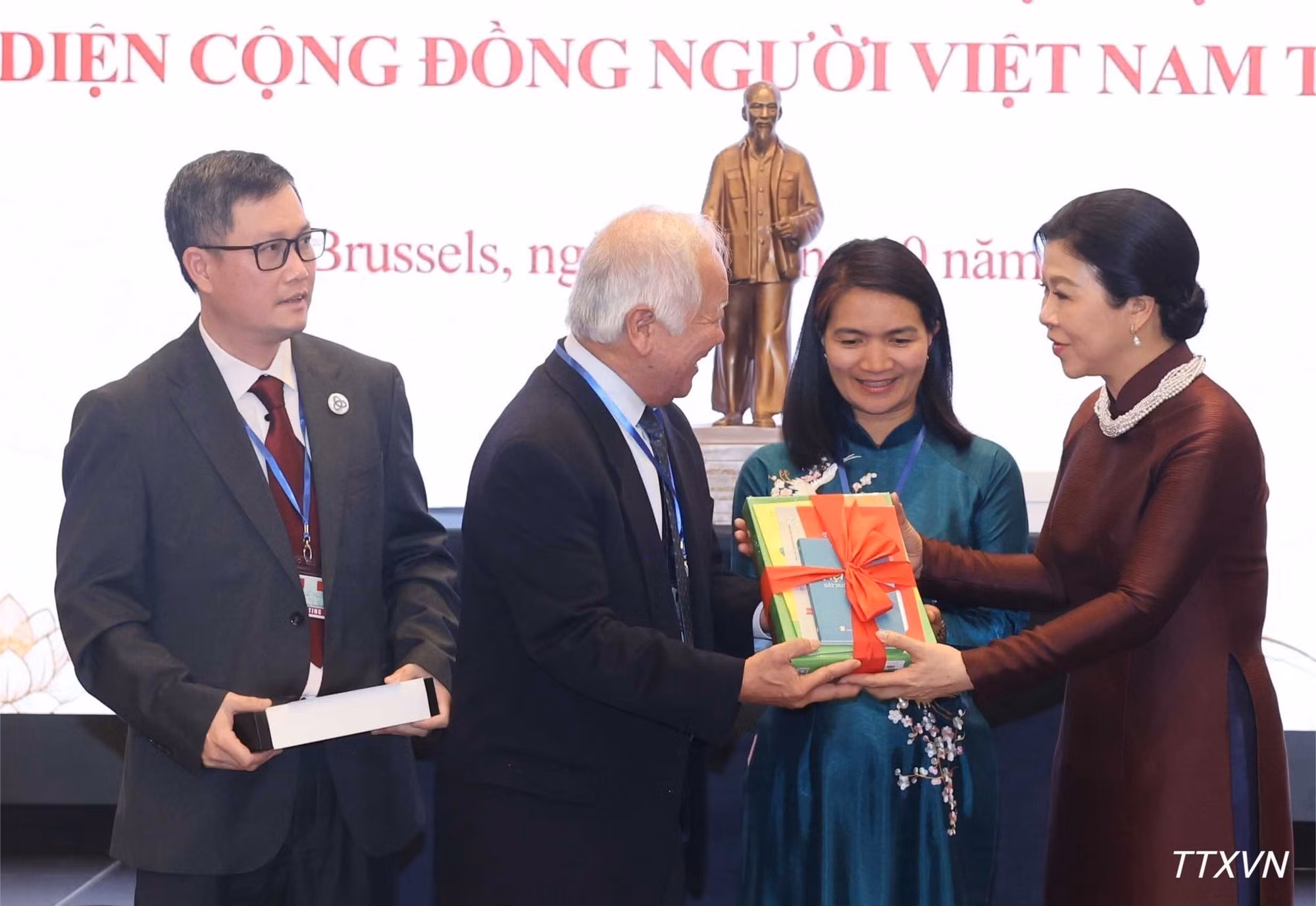 La primera dama Ngo Phuong Ly entrega materiales en idioma vietnamita a la Asociación de Vietnamitas en Bélgica.