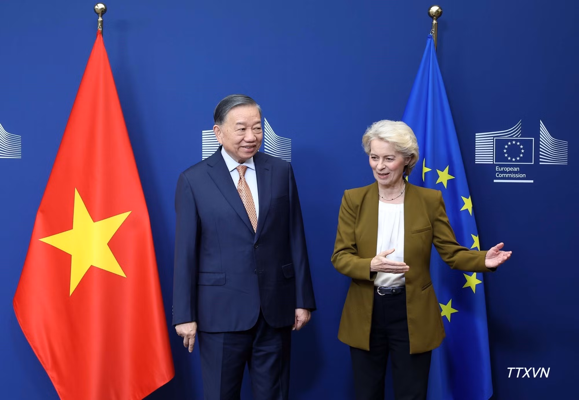 El secretario general del Partido Comunista y presidente de Vietnam, To Lam, se reúne con la presidenta de la Comisión Europea, Ursula von der Leyen.