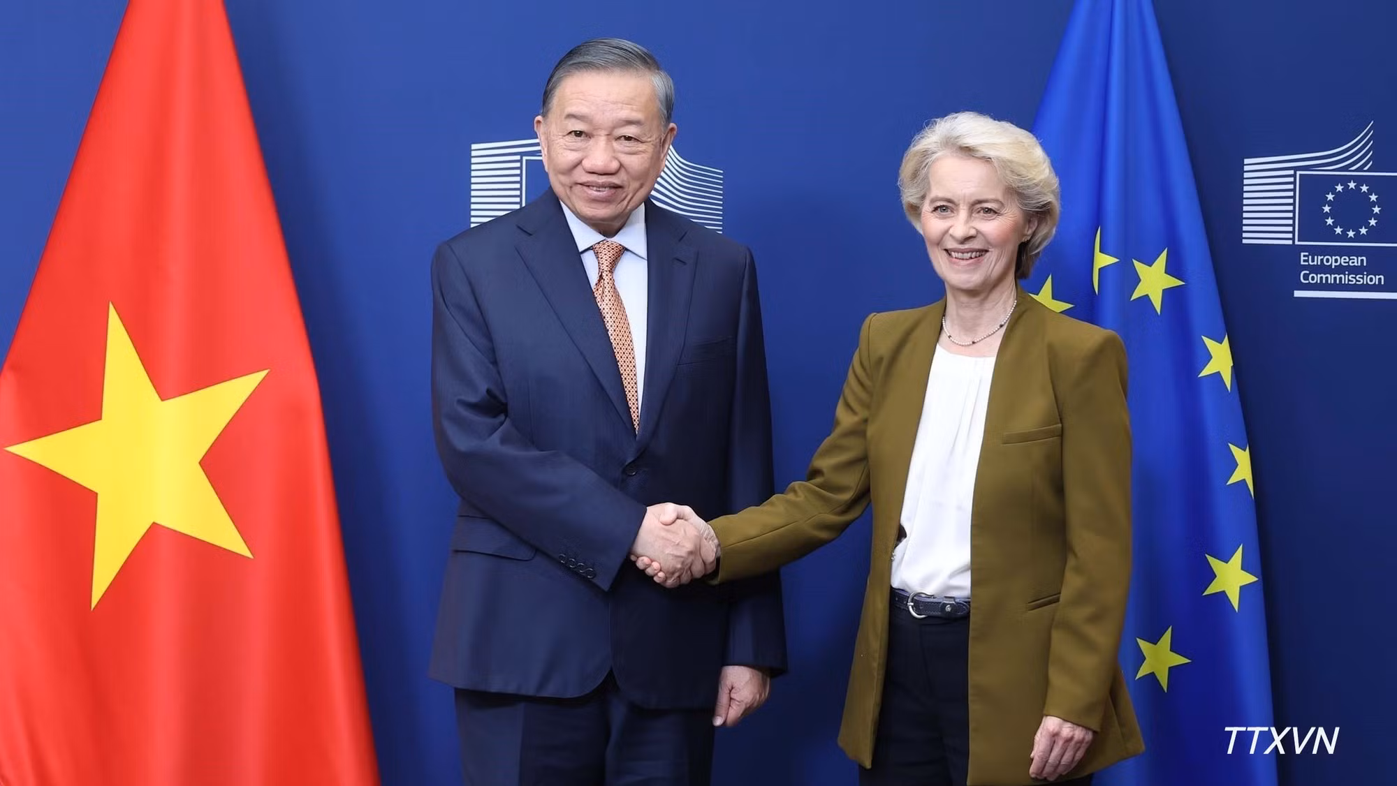 El secretario general del Partido Comunista y presidente de Vietnam, To Lam, y la presidenta de la Comisión Europea, Ursula von der Leyen.