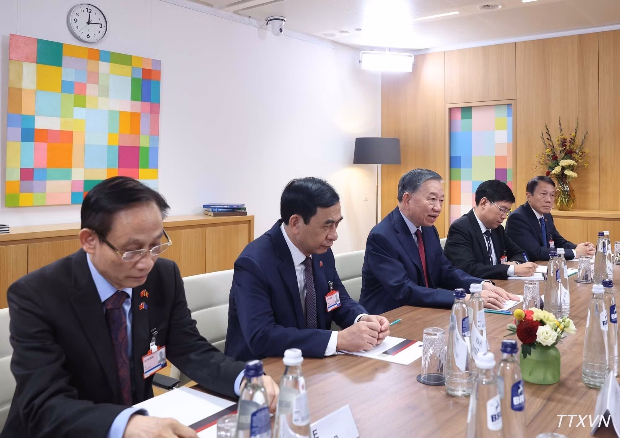 El secretario general del Partido Comunista y presidente de Vietnam, To Lam, sostiene una conversación a puerta cerrada con el presidente del Consejo Europeo, António Costa, antes de su reunión formal.