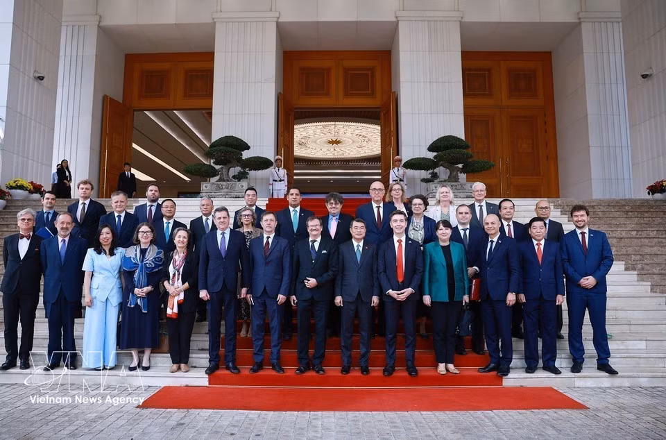 El primer ministro de Vietnam, Le Minh Hung, se reúne con embajadores y representantes de la Delegación de la Unión Europea y de los Estados miembros de la UE en Vietnam, en octubre de 2026.
