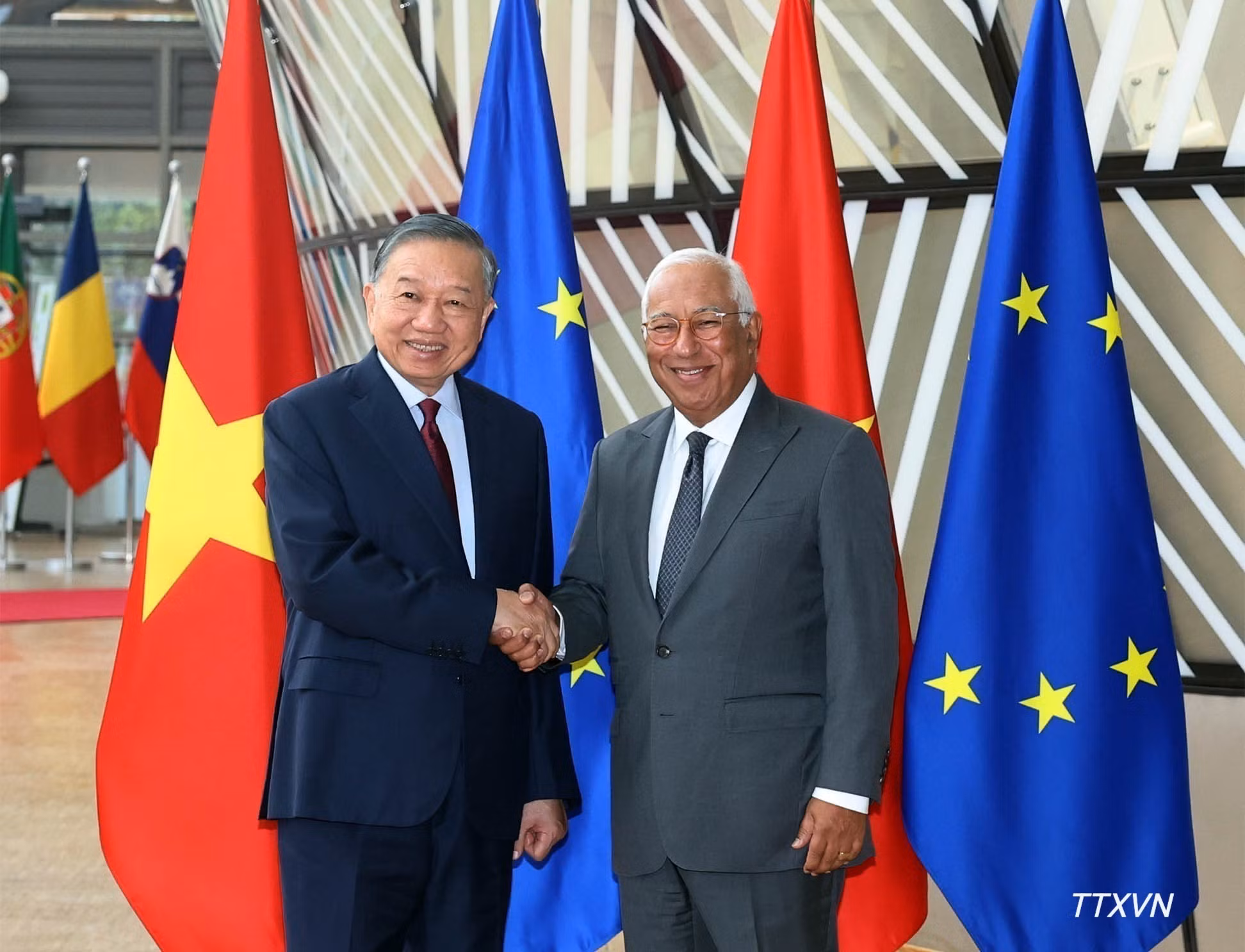 El presidente del Consejo Europeo, António Costa, da la bienvenida al secretario general del Partido Comunista y presidente de Vietnam, To Lam.