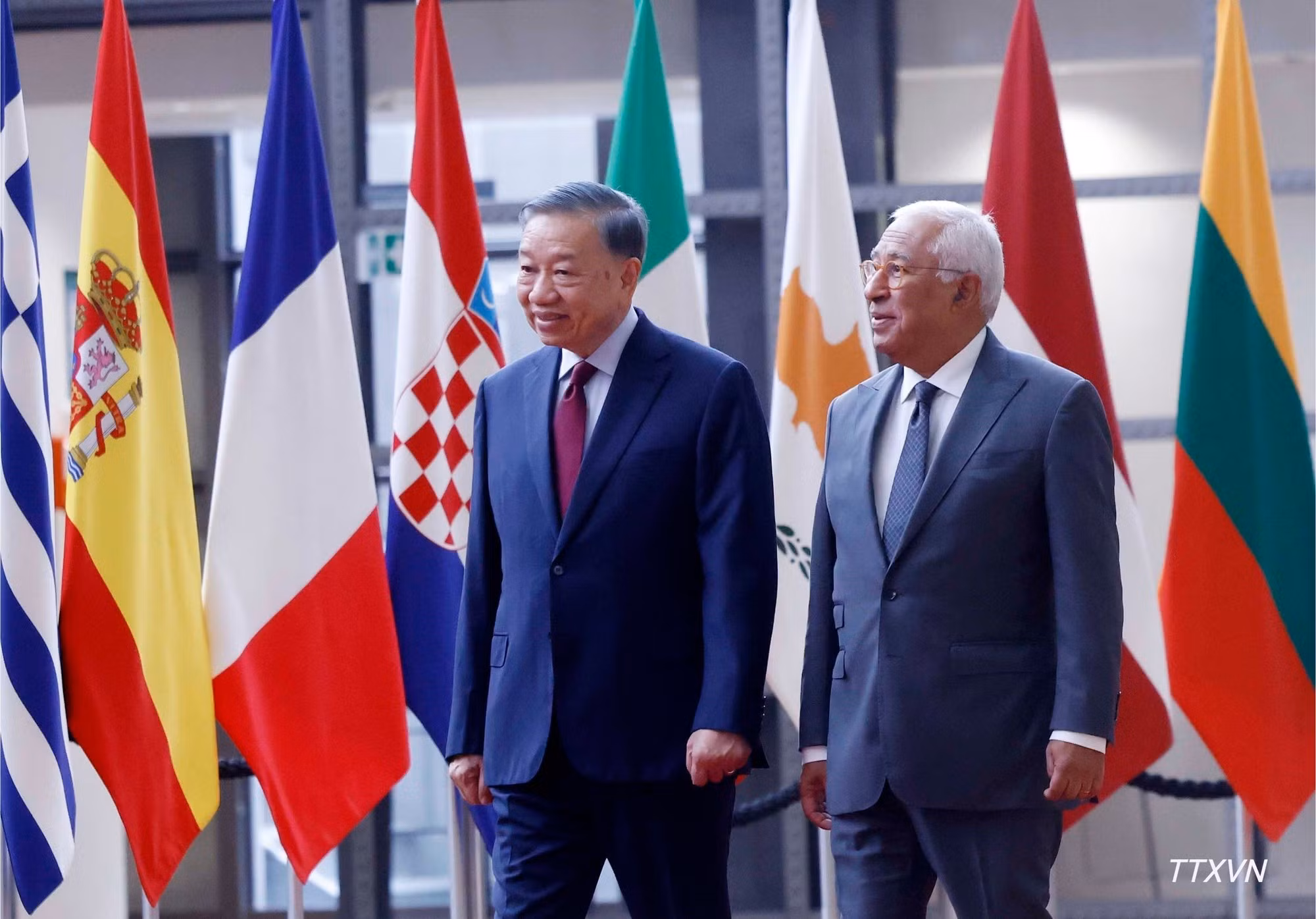 El presidente del Consejo Europeo, António Costa (derecha), junto al secretario general del Partido Comunista y presidente de Vietnam, To Lam.