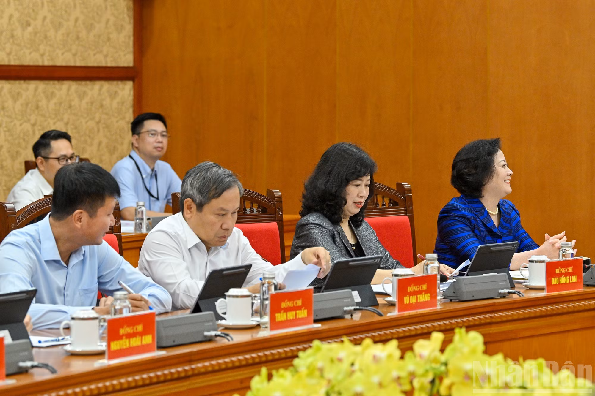 La viceprimera ministra Pham Thi Thanh Tra (de traje azul) y delegados a la reunión.