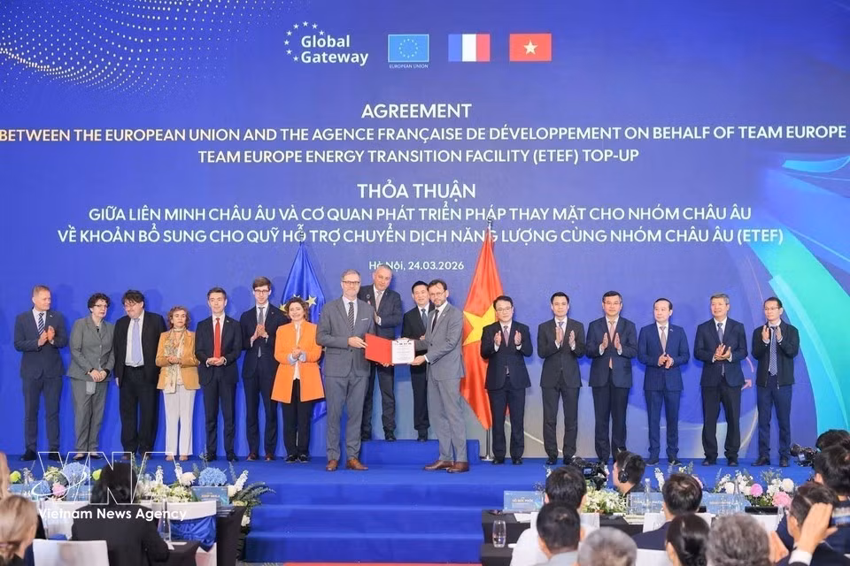El viceprimer ministro Ho Duc Phoc y el comisario europeo de Asociaciones Internacionales, Jozef Síkela, presencian la ceremonia de entrega del acuerdo entre la UE y la Agencia Francesa de Desarrollo (AFD) relativo a una contribución adicional al Fondo Europeo para la Transición Energética (ETEF), en marzo de 2026.
