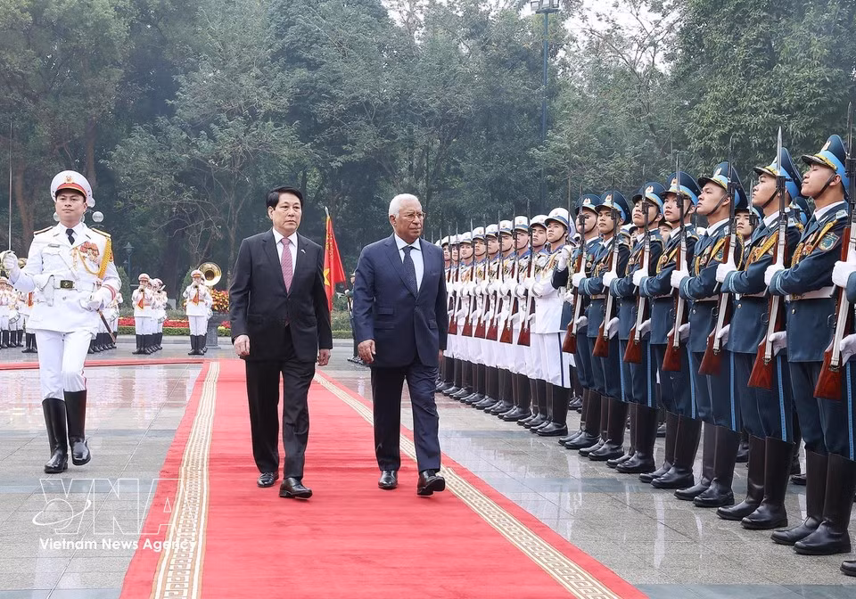 El presidente de Vietnam, Luong Cuong, y el presidente del Consejo Europeo, António Costa, pasan revista a la guardia de honor del Ejército Popular de Vietnam durante una visita oficial de este último a Vietnam, en enero de 2026.