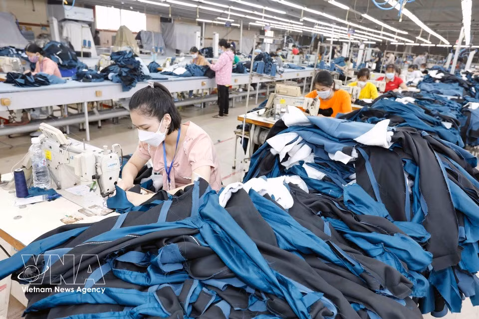 Confección de prendas de vestir destinadas a los mercados de la UE, Estados Unidos y Rusia en la fábrica de la empresa de May Ho Guom, en la provincia de Hung Yen.
