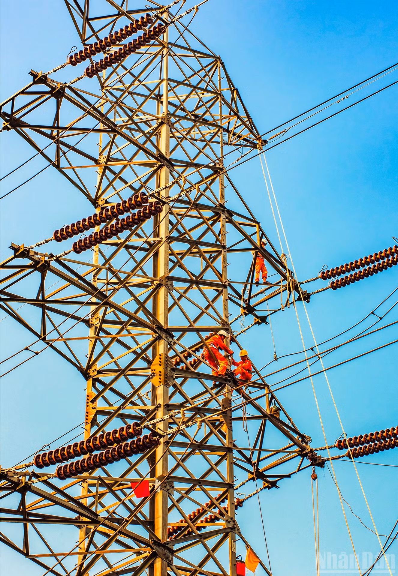 Sesión de mantenimiento de la línea eléctrica 220 kilovatios. (Foto: Vu The Hien)