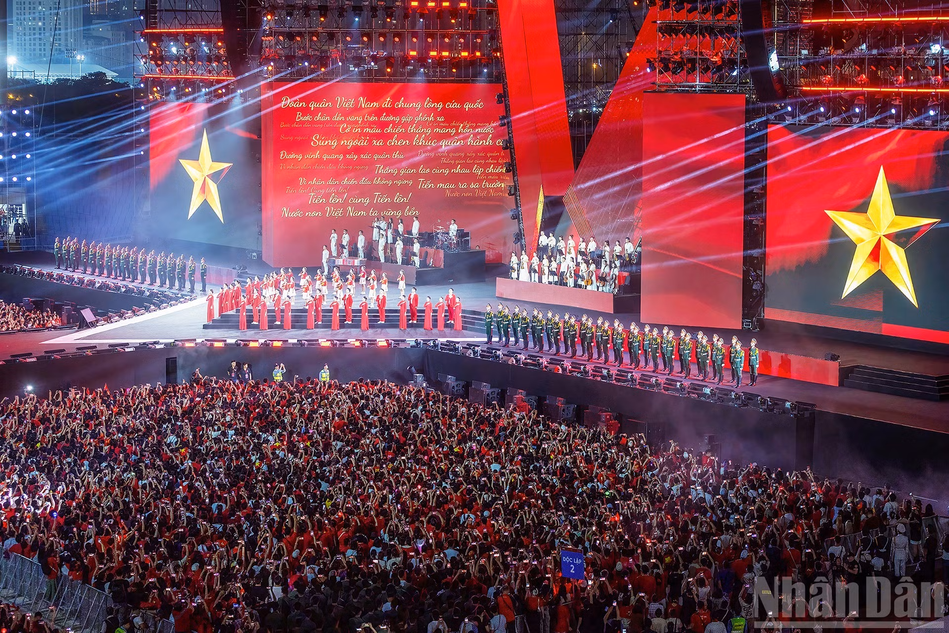 Uniendo la voz en “Marcha al Frente” (himno nacional de Vietnam). (Foto: Pham Quoc Dung)