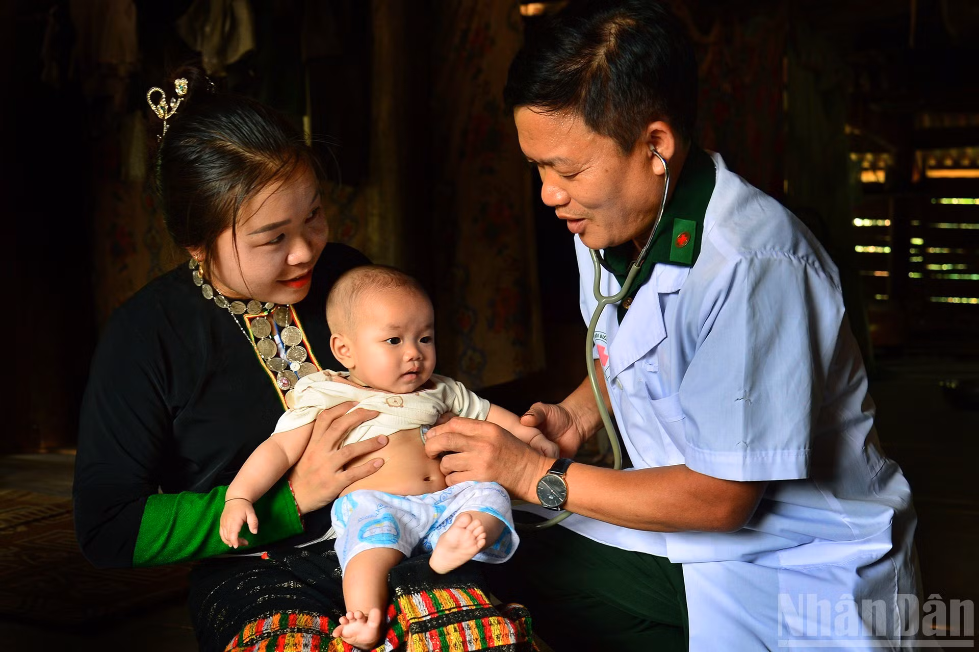 Un médico militar de la Guardia Fronteriza de Nghe An atiende a la población local. (Foto: Phan Tat Lanh).