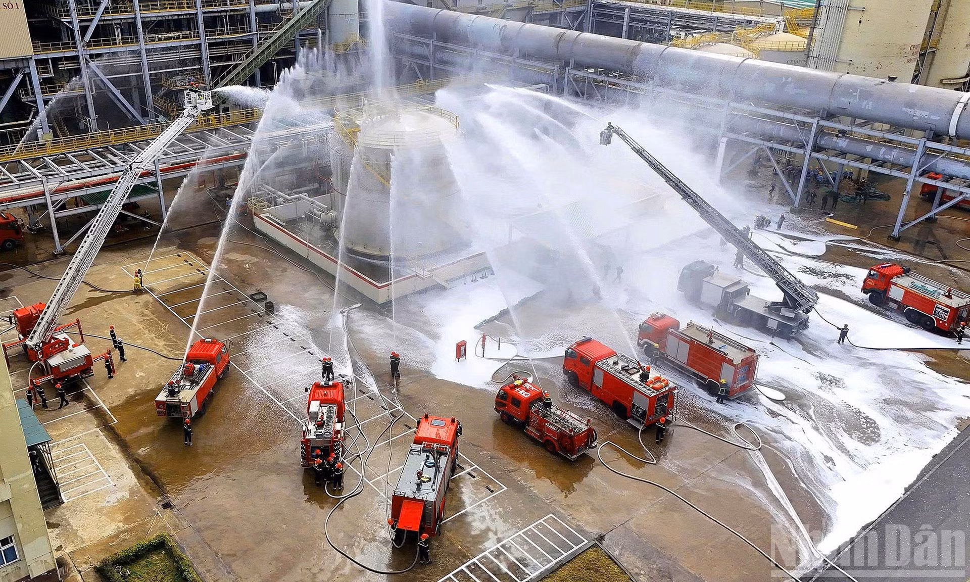Ensayo sobre prevención y control de incendios con aplicación de alta tecnología. (Foto: Minh Thi)