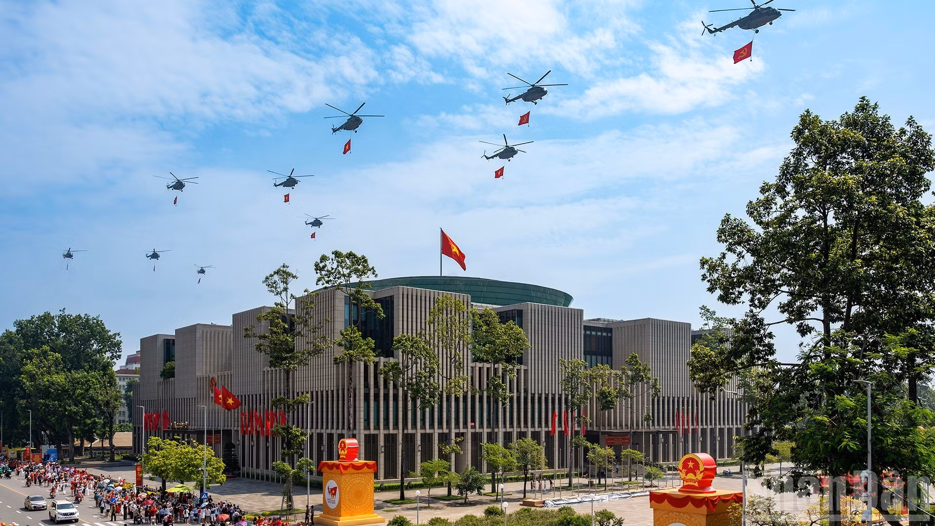 Una escuadrilla de 10 helicópteros, portando la bandera del Partido Comunista de Vietnam y la bandera nacional, sobrevuela la plaza de Ba Dinh. (Foto: Giang Huy)