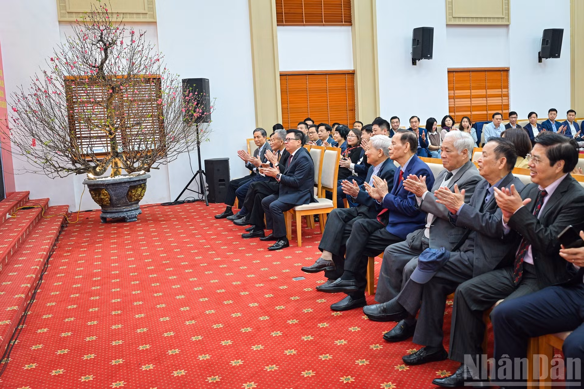 Dirigentes, exdirigentes y periodistas veteranos de Nhan Dan en el evento.