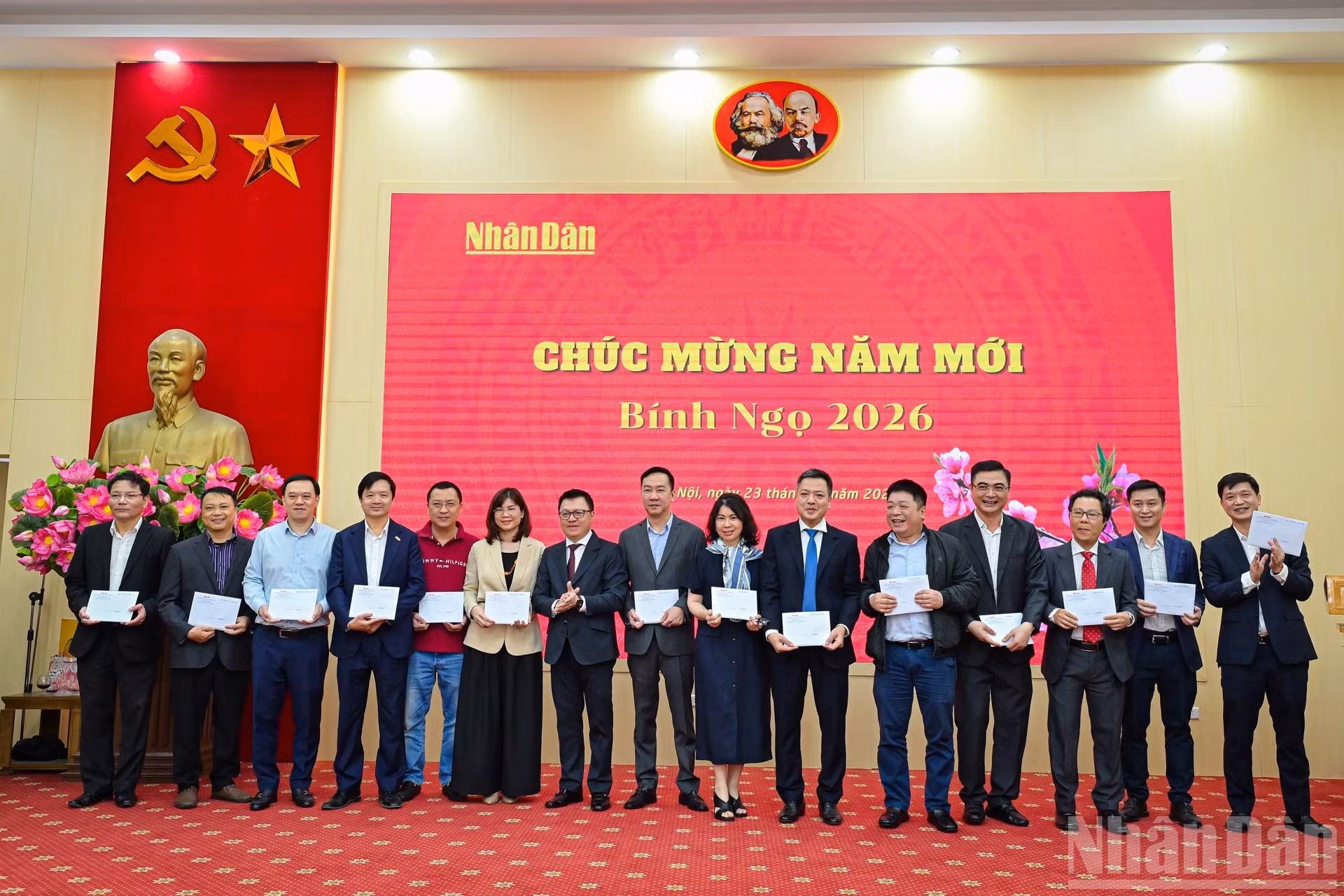 El compañero Le Quoc Minh entrega regalos por el Año Nuevo Lunar a representantes de los departamentos de Nhan Dan.