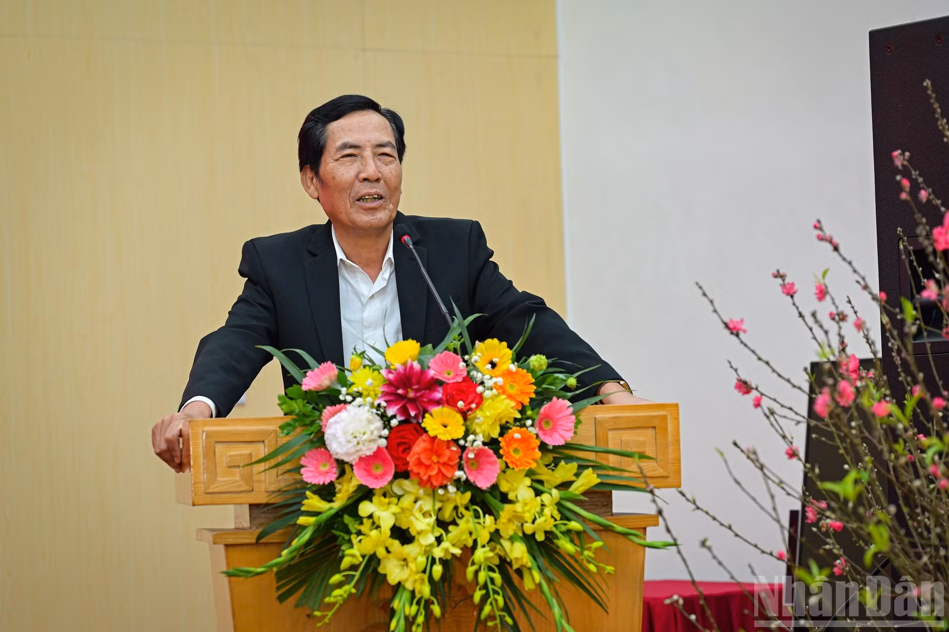 El expresidente y editor de este organismo, Thuan Huu, toma la palabra.